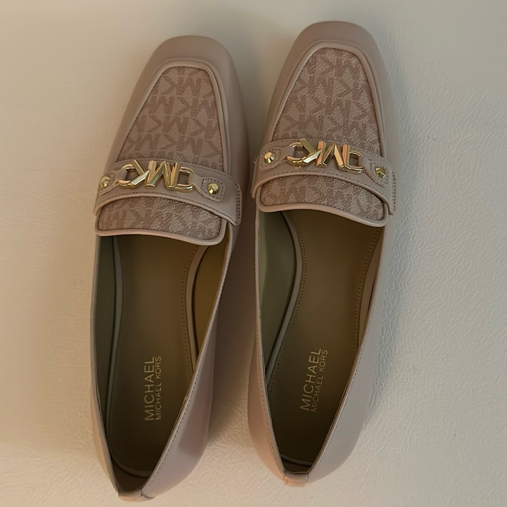 Beautiful Michael Kors loafers! Size 7
